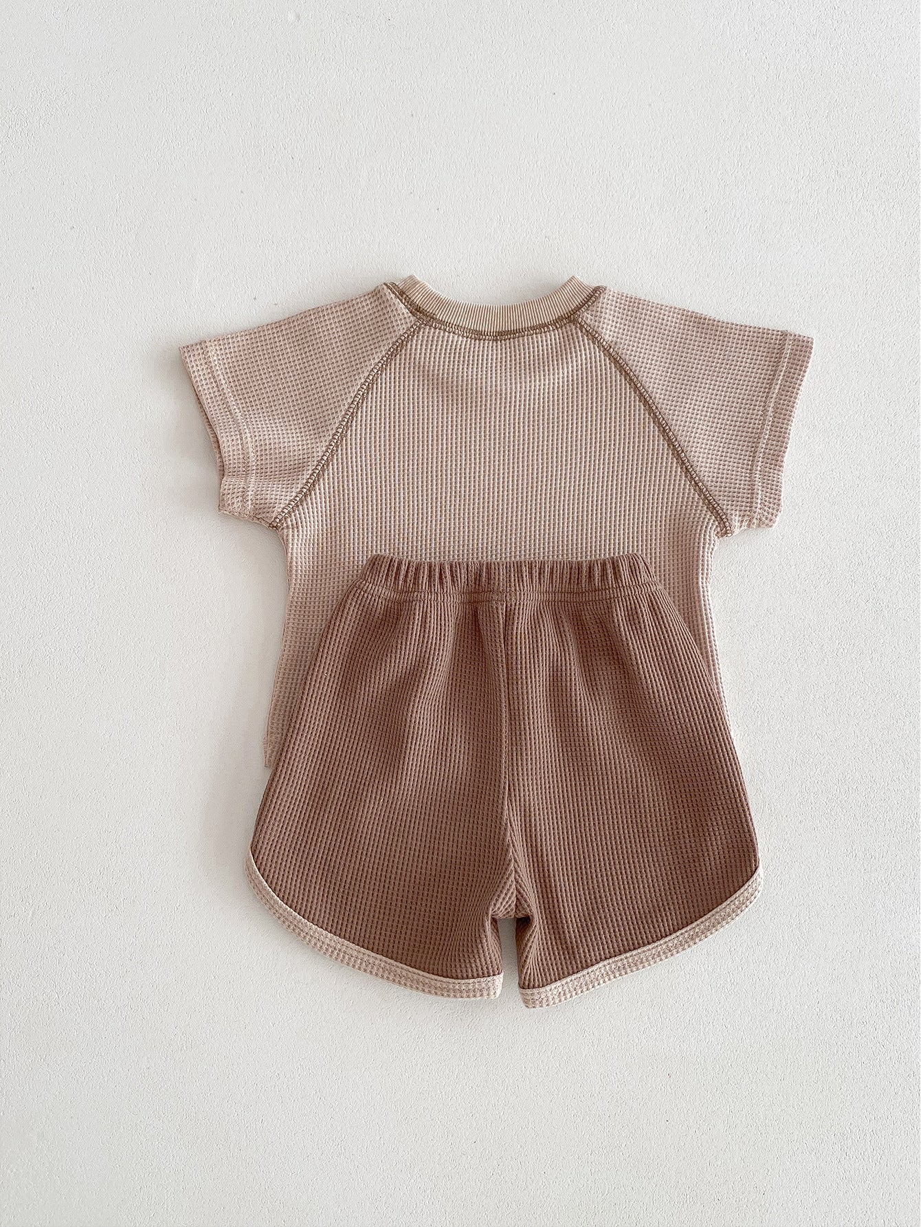 Summer Chic: Unisex Baby Short Sleeve Outfit - Top and Shorts Combo for Sunny Days!