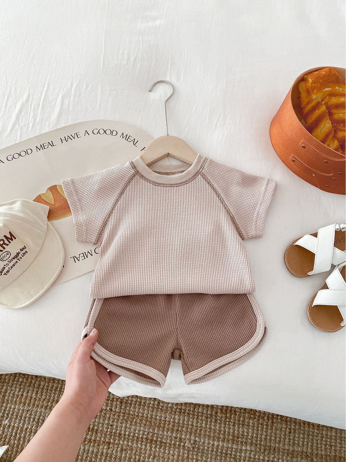Summer Chic: Unisex Baby Short Sleeve Outfit - Top and Shorts Combo for Sunny Days!
